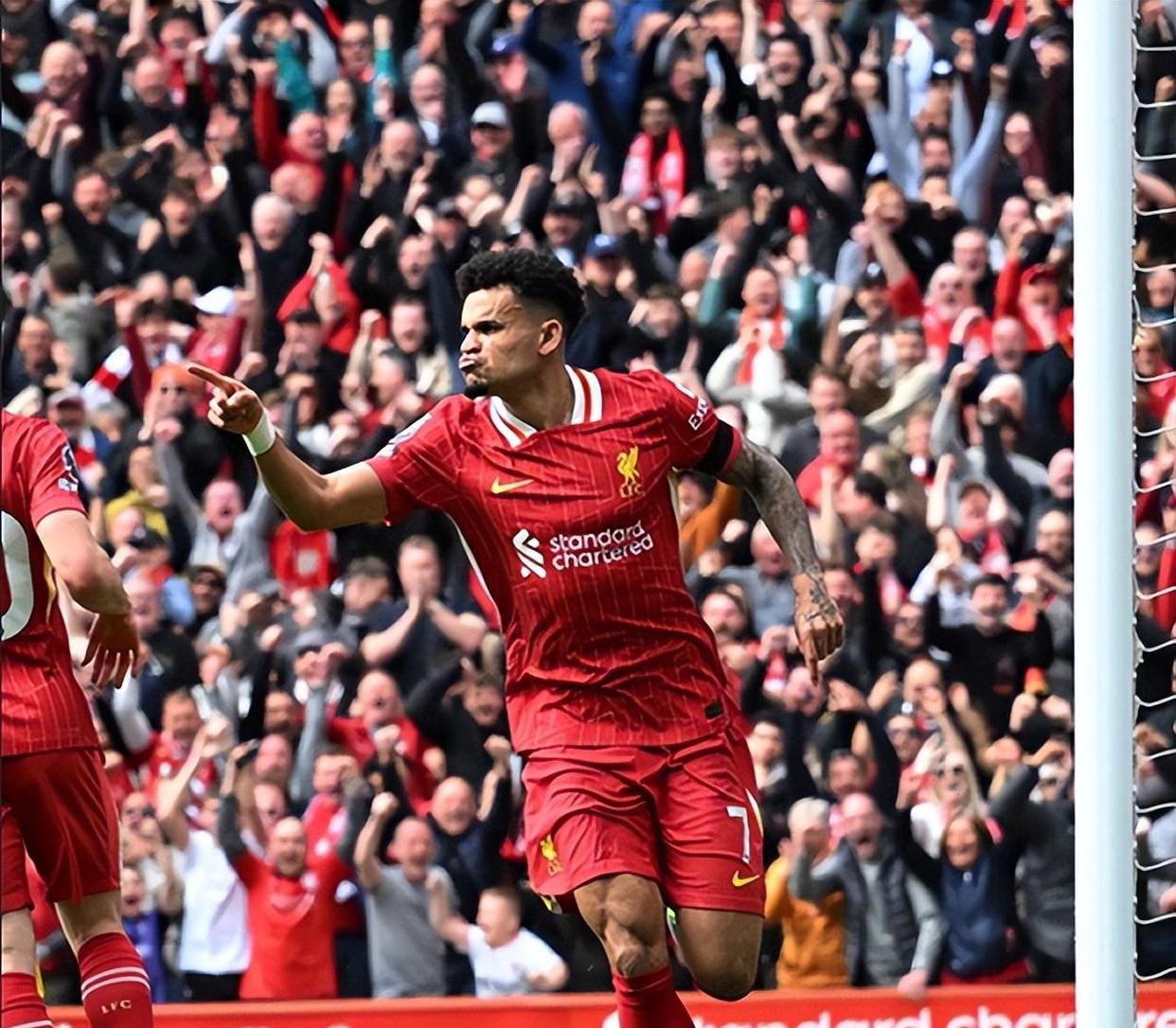 开云体育赛事直播与官方登录-萨拉赫焦点对战，梅西与70激战MAD分钟，刷新纪录胜负难料！-开云体育赛事直播与官方登录